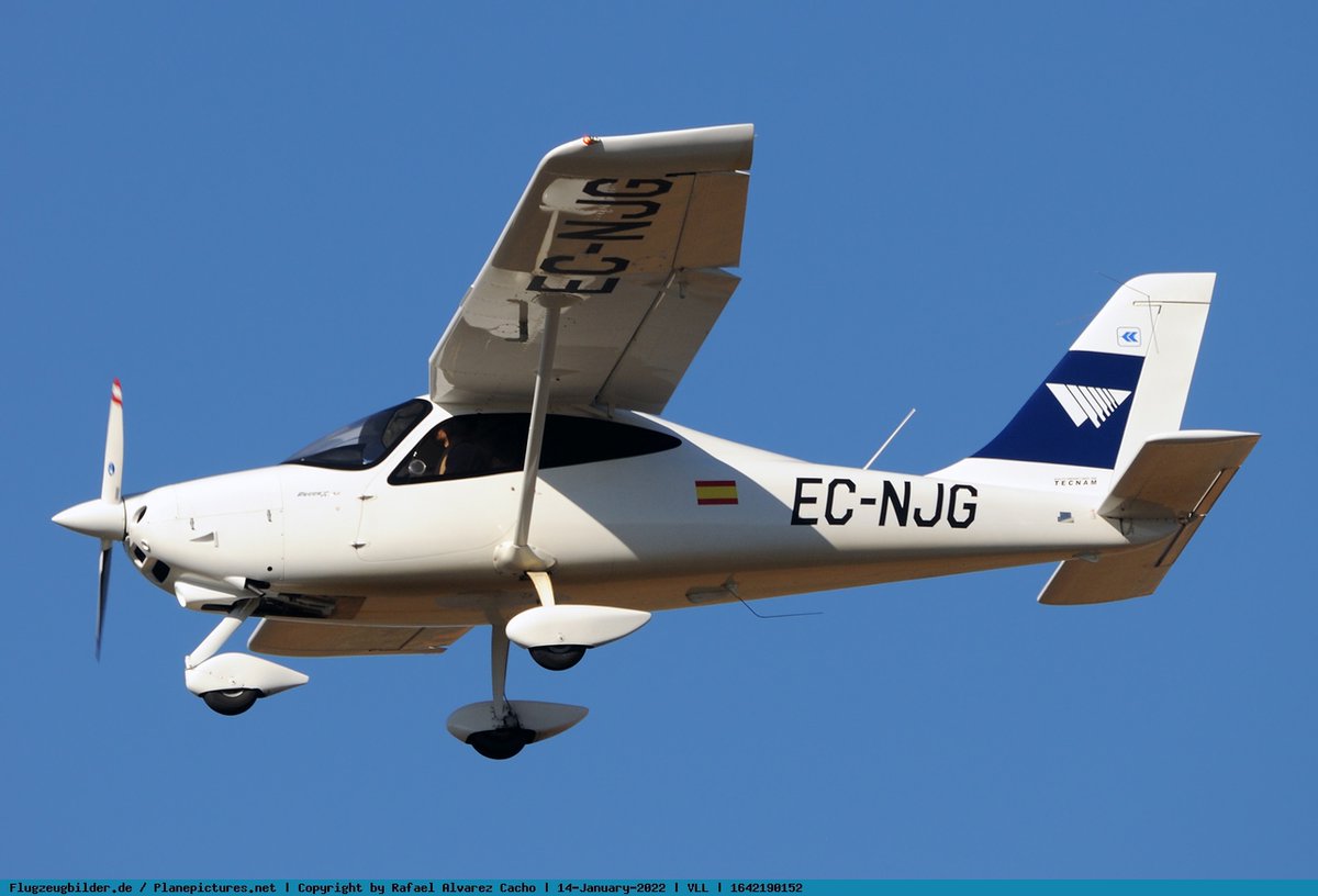 AlvarezCacho's tweet photo. 14 Enero 2022. Corta final para la pista 23 del @AeropuertoVll de este @tecnam #P2008JC de la #EscueladePilotos #WorldAviation Flight Academy EC-NJG llegando desde el Aeródromo de Casarrubios del Monte #LEMT @AeroCasarrubios en una fría y soleada mañana. https://t.co/t2yKNJZA4q https://t.co/tBSEomQaVq