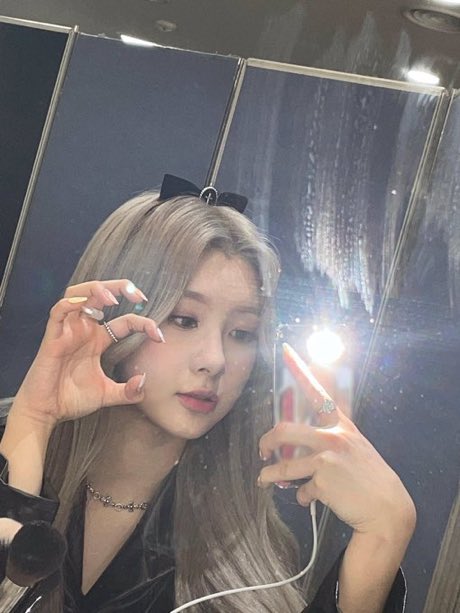 dayeonselca's tweet photo. HER POSES ARE SO CUTE </3 https://t.co/pXancd7jrg