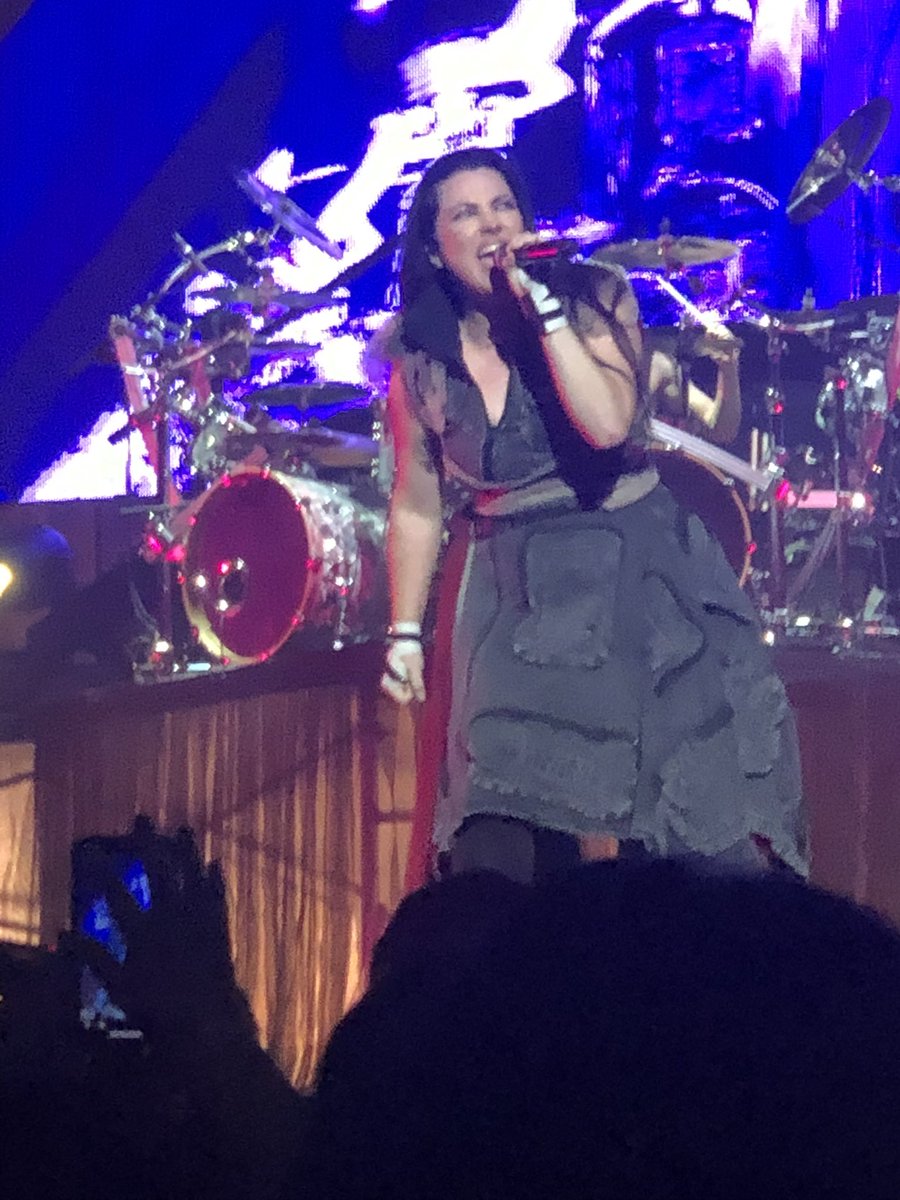 SarahLoganBrown's tweet photo. @LZZYHALE @Halestorm @AmyLeeEV   @evanescence  what an honor to rock out with y’all in Cincy 1/14/22! Strong female performers &amp; a dream of my twin sis and I finally came true. Y’all killed it! Can’t wait until next time!! https://t.co/GgBZE95t2A