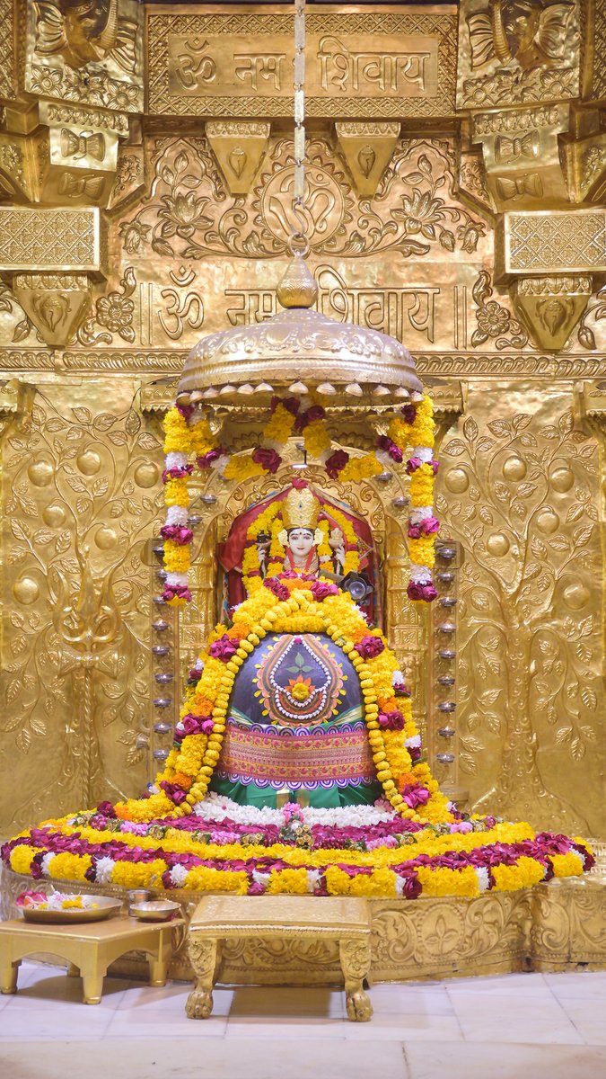 Somnath_Temple's tweet photo. श्री सोमनाथ महादेव मंदिर,
प्रथम ज्योतिर्लिंग - गुजरात (सौराष्ट्र)
दिनांकः 16 जनवरी 2022, पौष शुक्ल चतुर्दशी - रविवार 
सायं शृंगार
01220188 https://t.co/OQgkrmqhR6