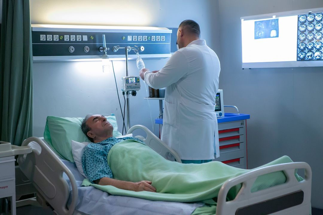 Arkadaşlar bu Arka Sokaklar'ı izlemiyorum ama merak ettim şimdi Rıza Baba'yı kim vurdu?