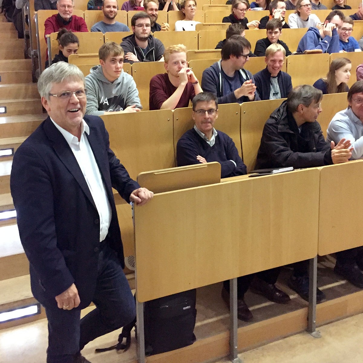 livesinchem's tweet photo. 🎁HBT Ralf Ludwig, president elect, Society for Physical Chemistry https://t.co/GoUiabXu9S, is our birthday child today. Water, #IonicLiquids, #SolventEffects, #Catalysis, #Light2Hydrogen and #Nano4Hydrogen project keep him busy @UniRostock and the famous @LIKAT_Rostock! https://t.co/zaUlLi2GjU