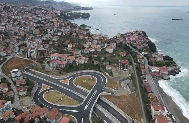 Akgenckilimli's tweet photo. Zonguldak’ta;

Prof. Dr. Teoman Duralı Tünelleri’nin içinde bulunduğu, 

Zonguldak-Kilimli Yolu;

✅Toplam tünel uzunluğu 5 km 
✅Zonguldak-Kilimli arasını 30 dk’dan 5 dk’ya düşürecek,
✅11 km’lik yolu 6 km'ye düşürecek,
✅Şehir içi trafiği rahatlatacak.

Açılışına günler kaldı. https://t.co/CCCHjamInL
