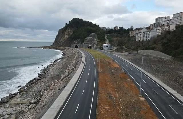 Zonguldak’ta;

Prof. Dr. Teoman Duralı Tünelleri’nin içinde bulunduğu, 

Zonguldak-Kilimli Yolu;

✅Toplam tünel uzunluğu 5 km 
✅Zonguldak-Kilimli arasını 30 dk’dan 5 dk’ya düşürecek,
✅11 km’lik yolu 6 km'ye düşürecek,
✅Şehir içi trafiği rahatlatacak.

Açılışına günler kaldı.