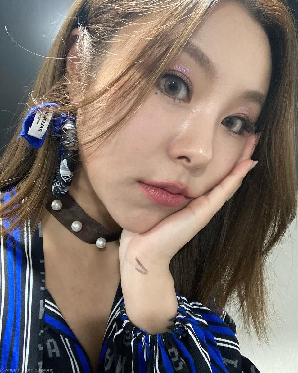 lunaestreIIad0s's tweet photo. [wheein_from.paeyong IG]
——
#마마무 #휘인
@THEL1VE_LABEL
[#WheeinIsMakingHereComebackAtMakeMeHappyListeningSession!]
Hello. This is #BehindWheeind incharge Paeyong!👊🏻 Bambambarabambamabamabm~🎉 Finally today! [WHEE] That we've waited for was released🤩 https://t.co/kDF86CXnPX