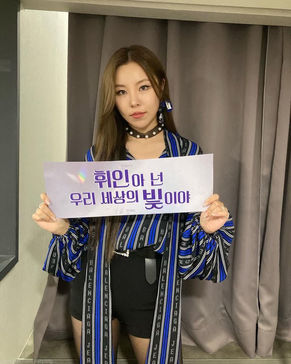 lunaestreIIad0s's tweet photo. [wheein_from.paeyong IG]
——
#마마무 #휘인
@THEL1VE_LABEL
[#WheeinIsMakingHereComebackAtMakeMeHappyListeningSession!]
Hello. This is #BehindWheeind incharge Paeyong!👊🏻 Bambambarabambamabamabm~🎉 Finally today! [WHEE] That we've waited for was released🤩 https://t.co/kDF86CXnPX