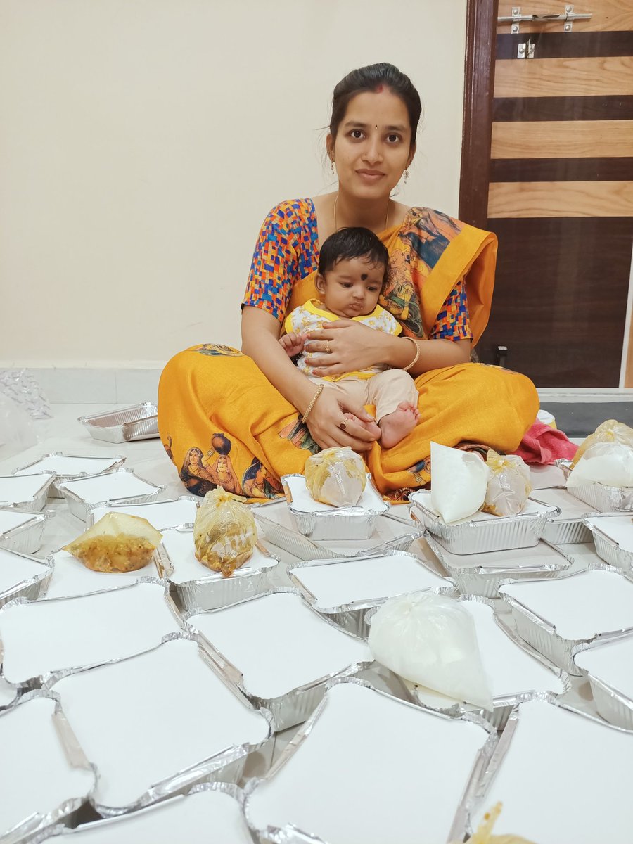 HelpingspotOrg's tweet photo. 💥 కోవిడ్ పేషంట్స్ కి ఉచిత భోజనం 💥
మియాపూర్, అమిన్ పూర్, బాచుపల్లి, కూకట్ పల్లి ప్రాంతాలలోని హోమ్ ఐసోలేషన్ లో ఉంటున్న కోవిడ్ పేషంట్స్ ఈ సదుపాయాన్ని ఉపయోగించుకోవచ్చు
Whatsapp your covid reports & location to 8886686000
We cook, we deliver for free.
#HelpingSpotOrg #Hyderabad https://t.co/QPukepSnAT