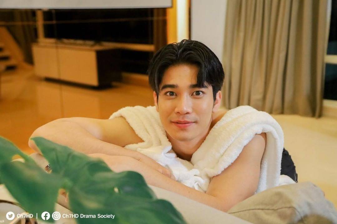 Feel48021987's tweet photo. กษะ  เล่นถอดผ้า เลยเหรอ
เนียนเหมือนกันนะ😂🤩
#สามีชั่วคืนEP3 https://t.co/ZOEjjjuQNM