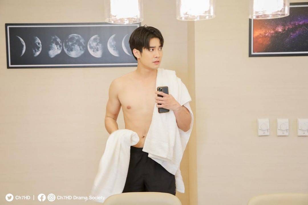 Feel48021987's tweet photo. กษะ  เล่นถอดผ้า เลยเหรอ
เนียนเหมือนกันนะ😂🤩
#สามีชั่วคืนEP3 https://t.co/ZOEjjjuQNM