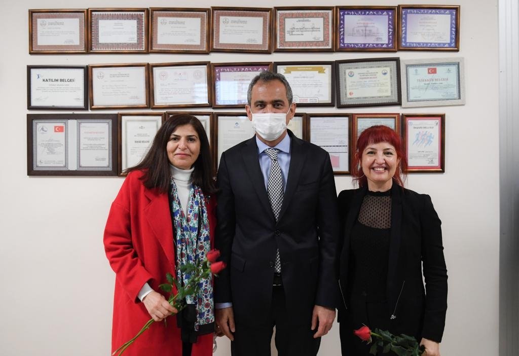 SavurMem's tweet photo. Yüz yüze eğitimin kahramanları fedakâr meslektaşlarımıza gösterdiği teveccüh ve taltiflerinden dolayı Sayın Bakanımıza şükranlarımızı sunuyoruz. 
@tcmeb @mahmutdemirttas
@mardinilmem
@Murat69_Demir
@abdurrahimdmr47 #TeşekkürlerÖğretmenim https://t.co/W7Rg6jnpel