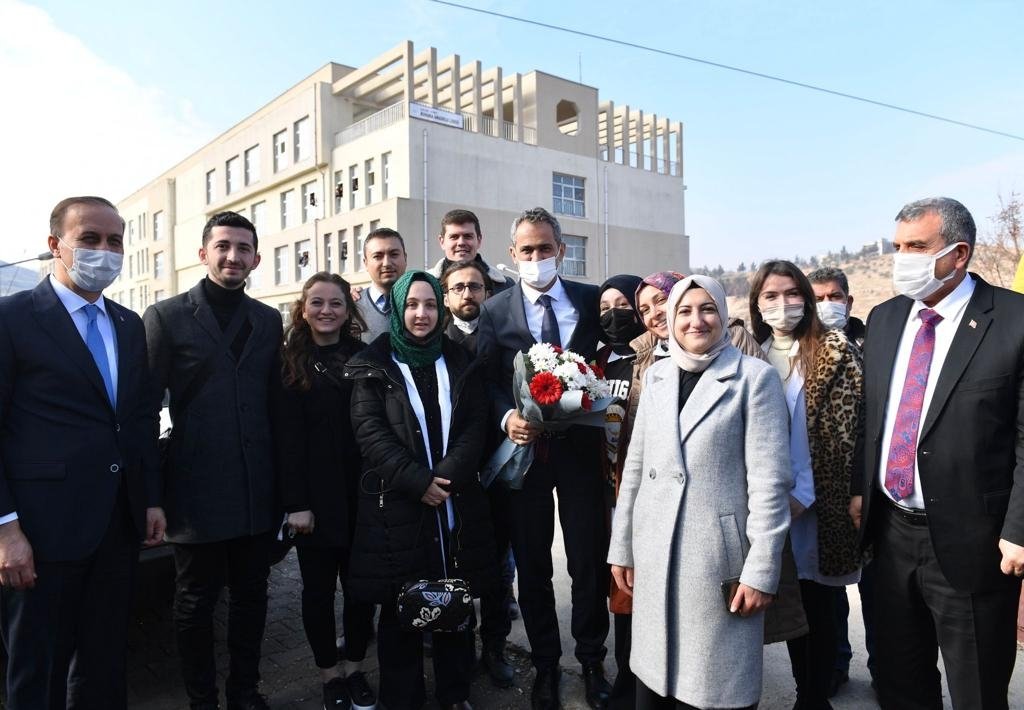 SavurMem's tweet photo. Yüz yüze eğitimin kahramanları fedakâr meslektaşlarımıza gösterdiği teveccüh ve taltiflerinden dolayı Sayın Bakanımıza şükranlarımızı sunuyoruz. 
@tcmeb @mahmutdemirttas
@mardinilmem
@Murat69_Demir
@abdurrahimdmr47 #TeşekkürlerÖğretmenim https://t.co/W7Rg6jnpel
