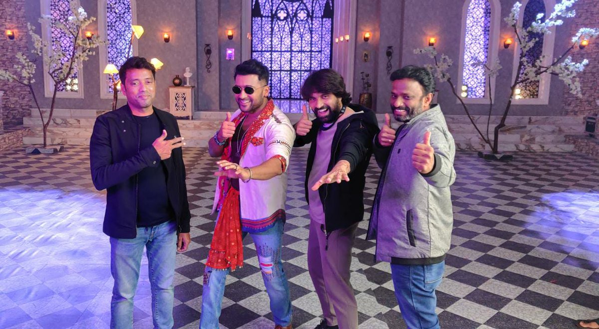 SS_Cine_Updates's tweet photo. #SummaSurrunu π₯³ shooting spot clicks..
#EtharkkumThunindhavan #ETThirdSingle
@Suriya_offl @pandiraj_dir @AlwaysJani @priyankaamohan
https://t.co/o2QKmUApHR