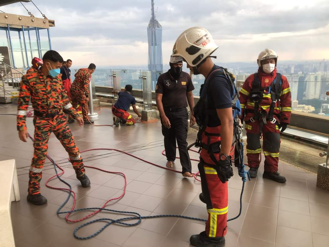 BombaWPKL's tweet photo. OPERASI MENYELAMAT CUBAAN BUNUH DIRI DI MENARA KL.MANGSA SEORANG LELAKI CINA BERUMUR ANGGARAN 20 AN TELAH BERJAYA DI SELAMATKAN OLEH ANGGOTA BOMBA DENGAN TINDAKAN ANGGOTA MENANGKAP MANGSA. MANGSA KEMUDIAN DI SERAHKAN PADA PIHAK POLIS UNTUK TINDAKAN LANJUT. https://t.co/WNsD9WeVxw