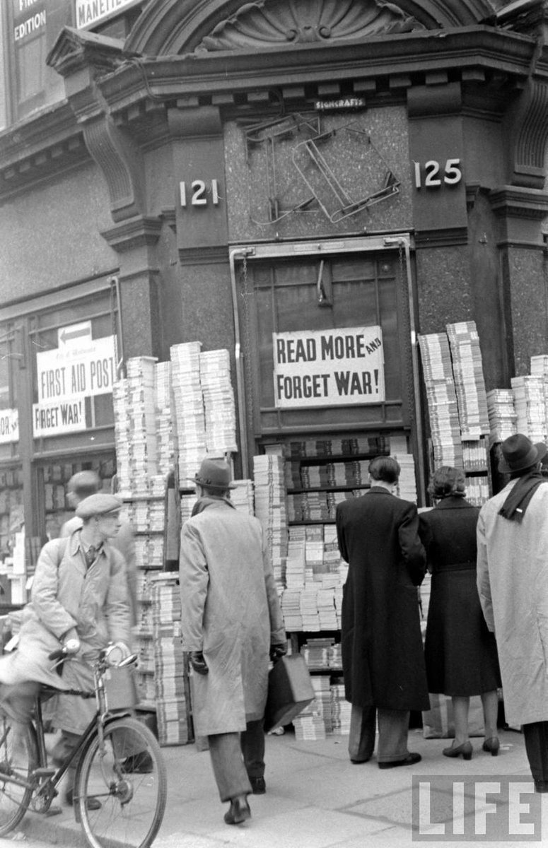 "Leer más y olvidar la guerra"; Librería Foyles, Londres; fotografía: Carl Mydans, 1939.