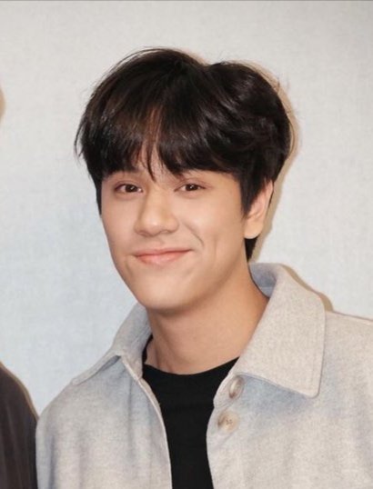 ohmiilette's tweet photo. nanon's expression seems saying “you want this guy beside me? well sorry to tell but you cannot have him” https://t.co/wVb2xr7EUo