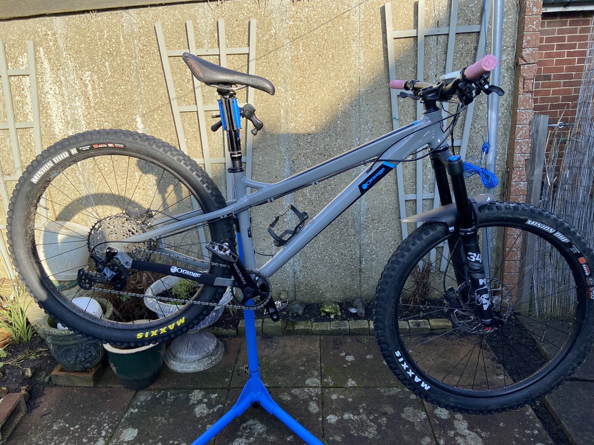 XOEnduroMtb's tweet photo. Cleaned and lubed bike today ready for next ride. #OrangeBikes #ParkTools #workstand #Gt85 #ForkJuice #Finishline brake cleaner and #PurpleExtremeLube https://t.co/dY8NPJ9DrG
