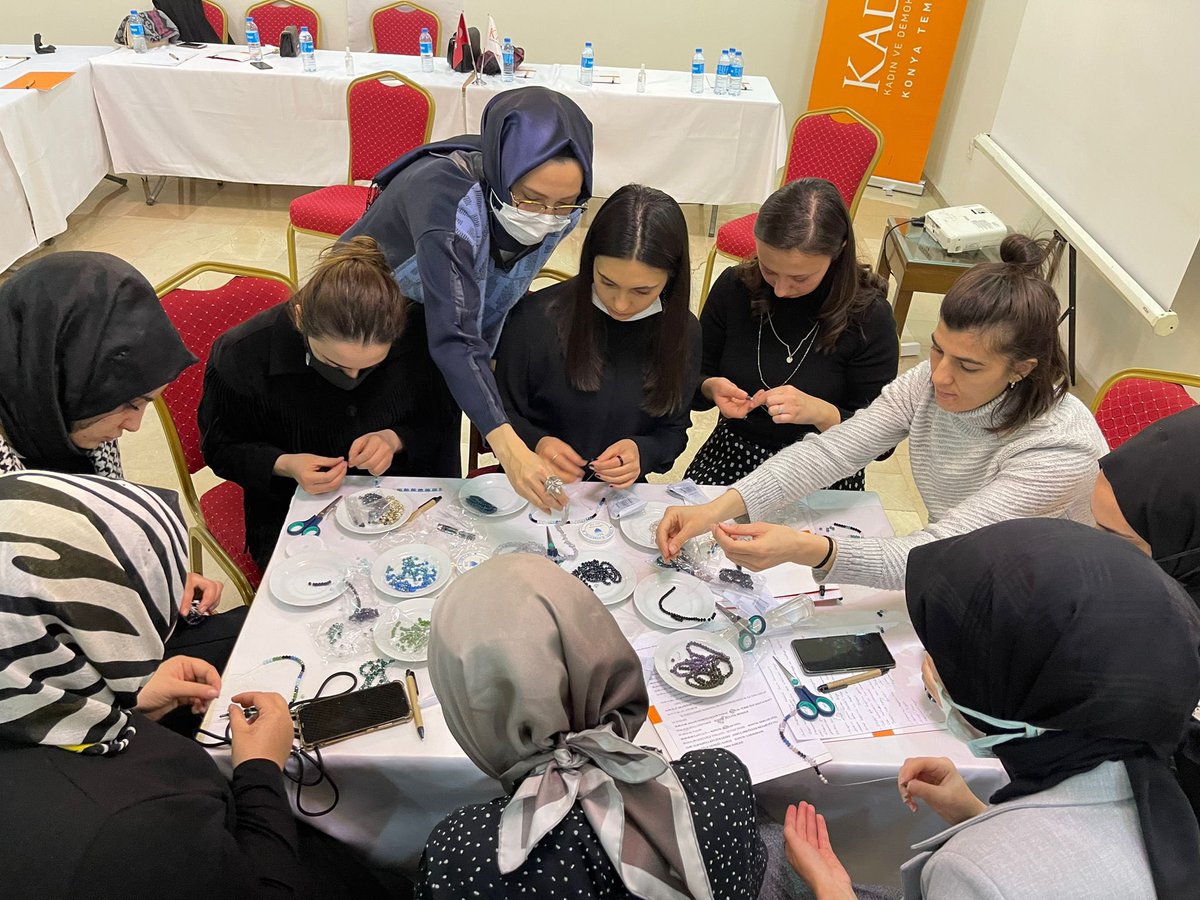 İç Anadolu bölge toplantımızda, temsilcilerimizle, yerel kadın sorunlarını ve çözüm yollarını konuştuk.

İstişare toplantılarının yanı sıra gençlere yönelik  eğlenceli ve öğretici atölye çalışmaları gerçekleştirdik.