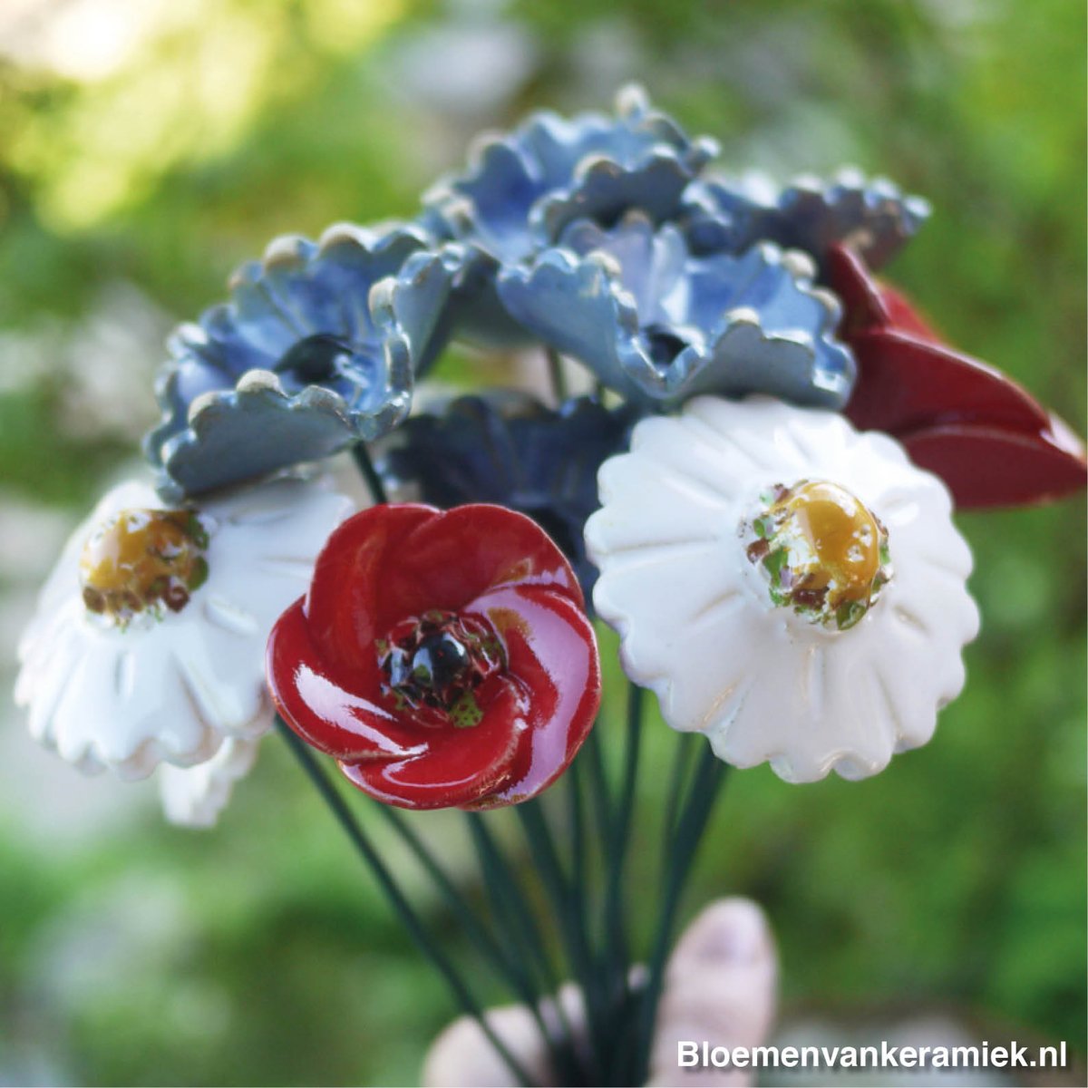 Een zomers boeket van korenbloemen, margrietjes en papavers. Ook heel leuk in combinatie met wat graan / graspluimen. Een van de samengestelde boeketten die binnenkort op de site te bestellen zijn!
#keramiekbloem #keramiekbloemen #decoratie #keramiekbloemist