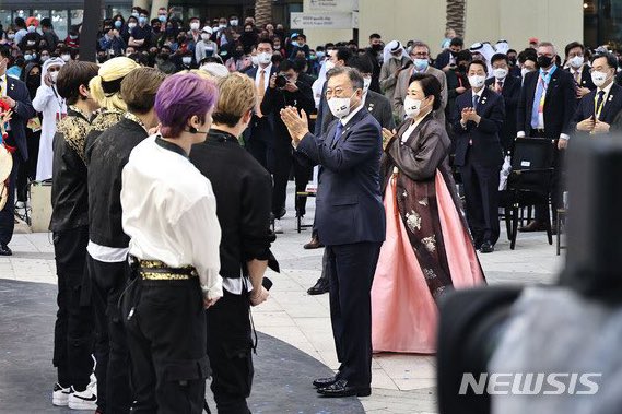 Jinniebaang's tweet photo. Me imagino a toda la gente que critica la música de skz como ruidosa, bueno mire como el presidente y la primera dama de Corea aplauden con una sonrisa a Thunderous (obviamente autoproducida por ellos) que según ustedes era puro ruido @Stray_Kids https://t.co/L71bHBs7am