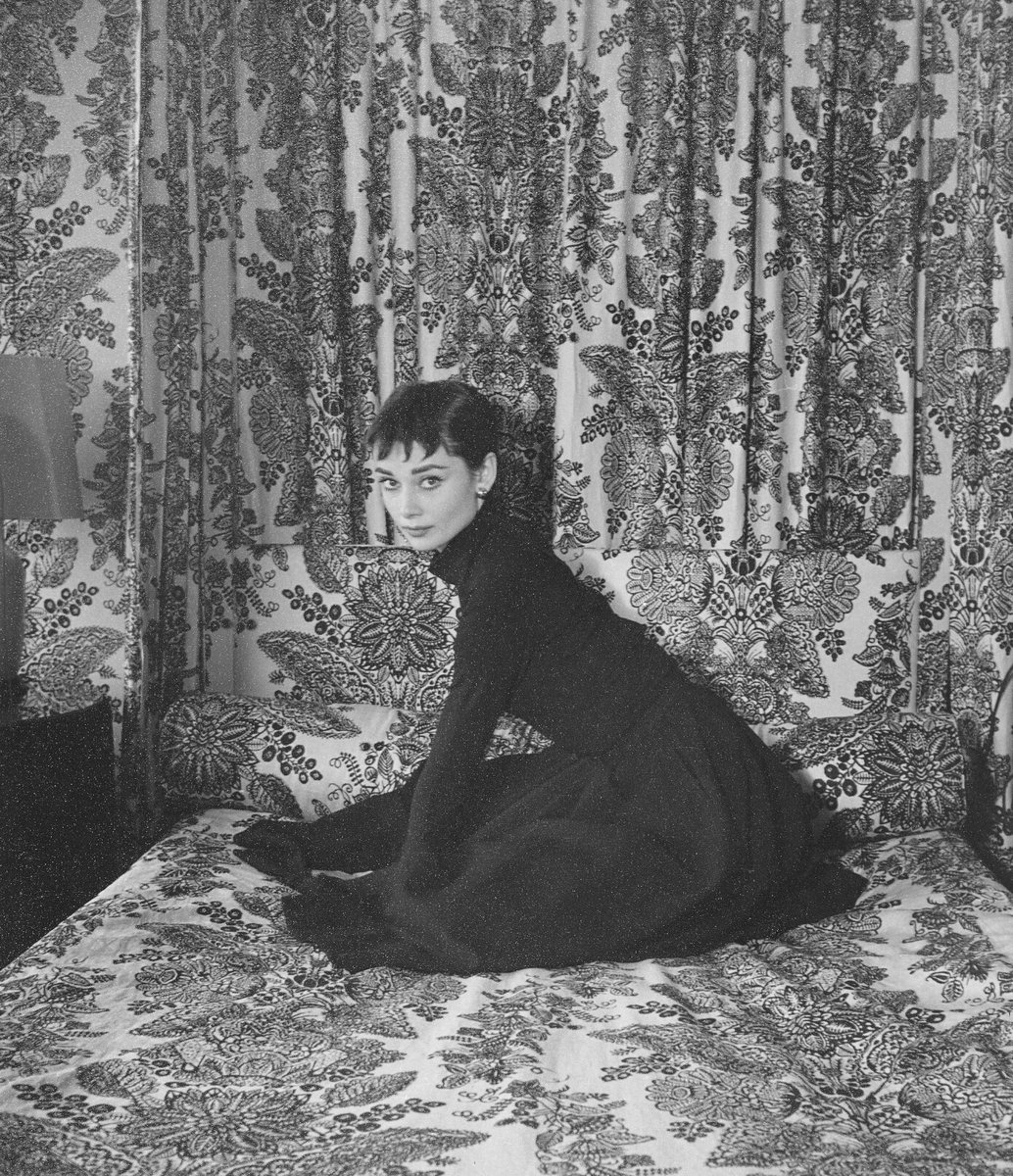 MaraRiv2's tweet image. Audrey Hepburn
by Cecil Beaton, 1954