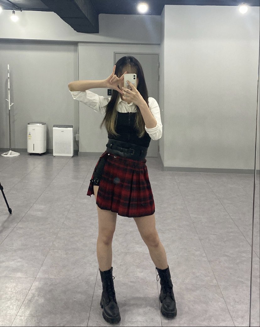 k_yu0127's tweet photo. ちなみにスカートはダヨンちゃんと全く同じの🥺❤️たまたま持ってた！！！(韓国で買ったよ) https://t.co/ipB6MXnv2G
