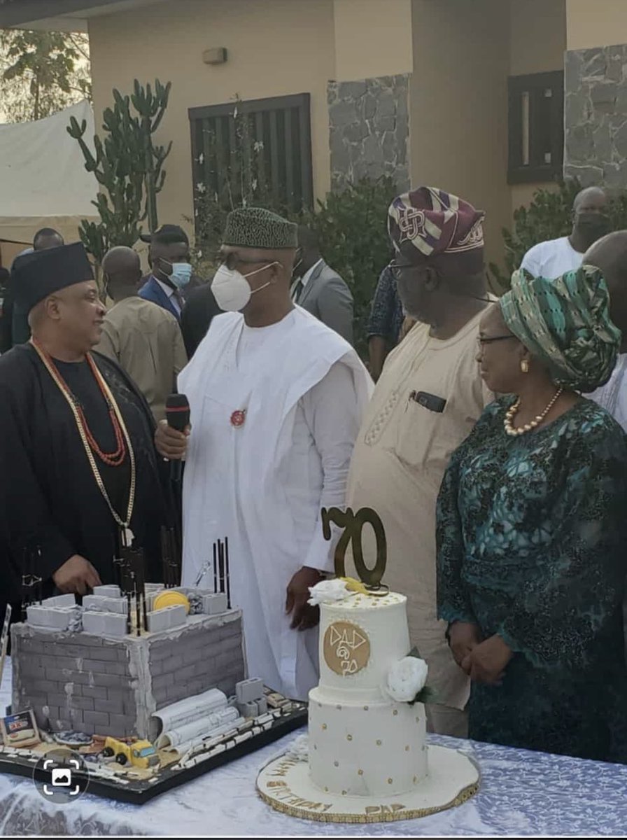 TheCakeChancery's tweet photo. Guys, spot our Internet breaking construction cake with Ogun state Gov. Dapo Abiodun and also Oba Akarigbo with the celebrant 🔥 🔥 🔥.
Definitely going to frame this picture 😭😭😭 https://t.co/4pAKCUx0OE