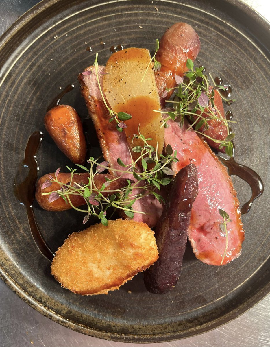 Yes you can get 10% off this delicious duck dish. Perfect for Sunday eating. Simply add JAN10 to the comments section of your online reservation - wilding.wine/book-a-table/ Pan fried duck, crispy duck egg, baby carrots, caramelised pear, shallot & port reduction 👌🦆 #oxfordfoodies