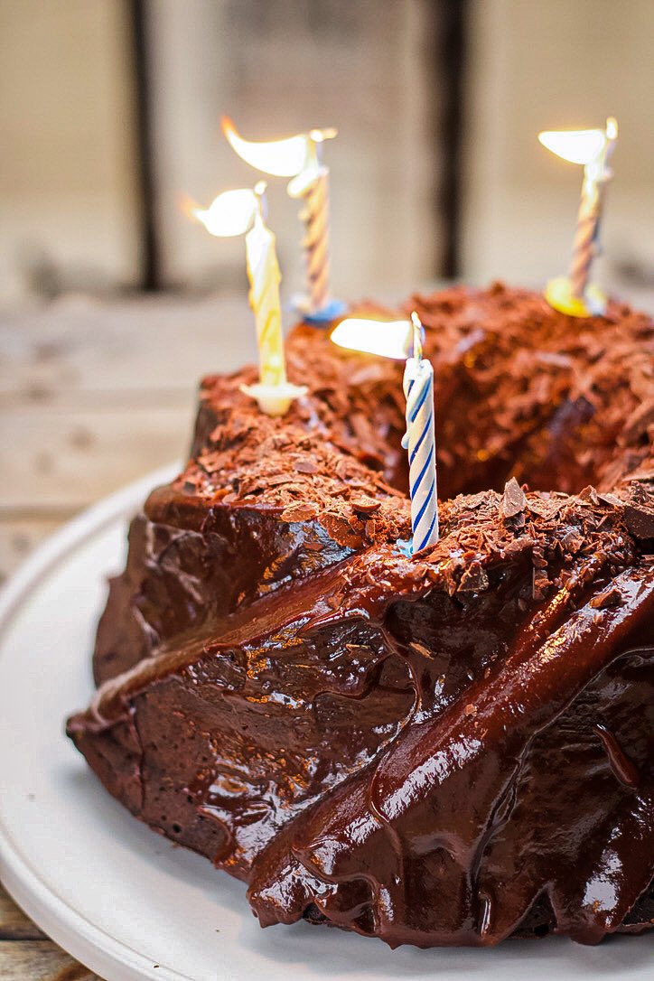 Un an de plus ça valait bien un bundt cake au chocolat ! dansmacuisineamoi.blogspot.com/2022/01/mon-ga…