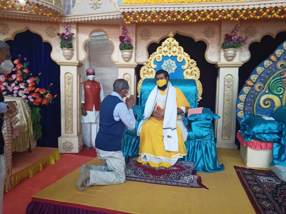 Vrajrajkumarji1's tweet photo. Felicitated UP Governor Shri @anandibenpatel with Sant Pujya Shri Jashbhai Sahebji at Shalin Manav Ratna sanman samarambh organised by Anupam mission at Mogri. 1/2
#shalinmanav #felicitation #vrajrajkumarji #vyo #mogri #anoopammission https://t.co/pncTPc4wnU
