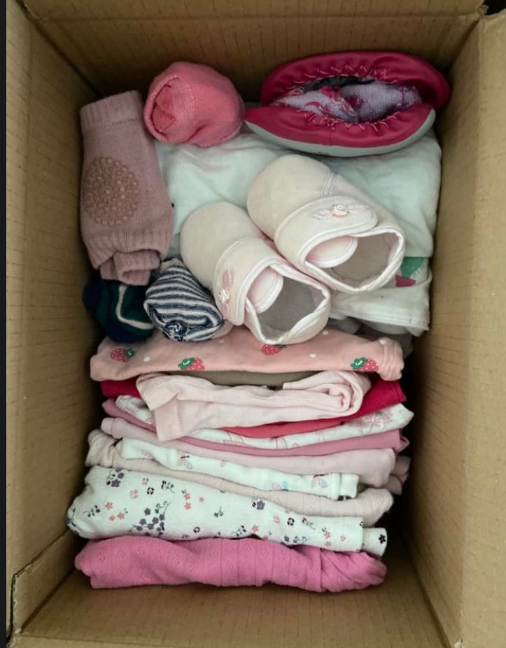 Anda_Ansheen's tweet photo. #momlife 
Me before giving birth: 
“I will only dress my kid in neutral colors!🙄”
 
The colors of the clothes my baby grew out of: https://t.co/GlIGKVDJbU