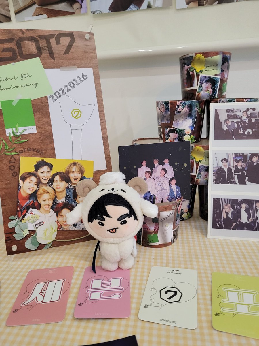 ta_youngot7's tweet photo. 大阪でも8周年お祝いイベント開催して頂きありがとうございます！
トレカとホログラムステッカー嬉しかったです❤
とても素敵な空間でした😊
@_got7_forever_ 様
@CafeTIAM 様

 #GOT7_FOR8EVER   
 #갓세븐_8주년_우린우리대로간다 https://t.co/r0Fp2vYzko