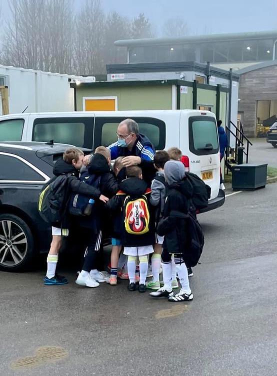 Bielsa briefing the Leeds subs at West Ham today 💪🏼
