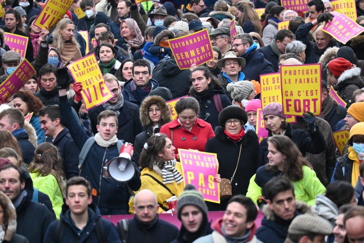 abbeamar's tweet photo. "Protéger le faible, ça c'est fort" proclament ce jour les milliers de participants, dont de nombreux jeunes, à la @MarchePourLaVie : de la conception à la mort naturelle, la vie est toujours une belle cause à choisir et à défendre #MPLV2022 #Paris https://t.co/QzGQspEt8b