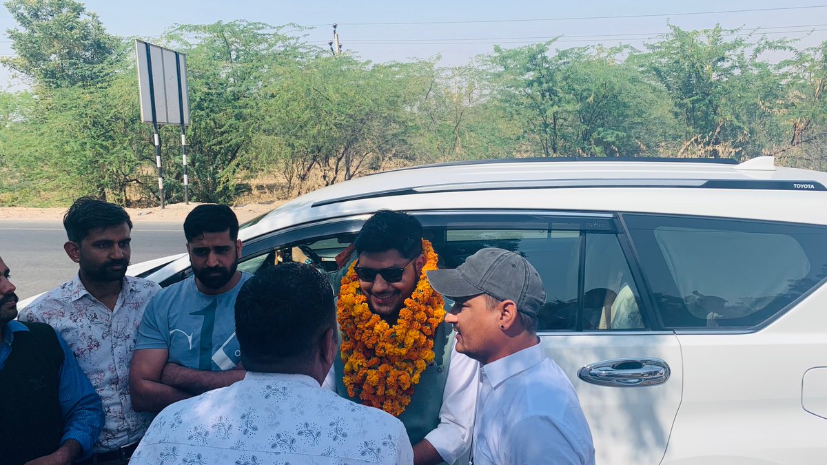 RX100XL's tweet photo. WISHING ELDER BROTHER AND
BJYM STATE OFFICE BEARER
@LKCHAHAR
A VERY HAPPY BIRTHDAY. MAY YOU
BE BLESSED WITH GOOD HEALTH
AND HAPPINESS. https://t.co/N2IW9K3Ax2