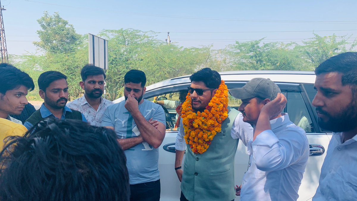 RX100XL's tweet photo. WISHING ELDER BROTHER AND
BJYM STATE OFFICE BEARER
@LKCHAHAR
A VERY HAPPY BIRTHDAY. MAY YOU
BE BLESSED WITH GOOD HEALTH
AND HAPPINESS. https://t.co/N2IW9K3Ax2