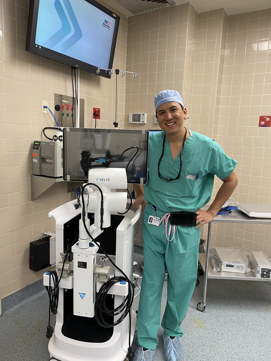 mhshospital's tweet photo. Christmas came a bit late for @DanielChanOrtho 🤖 The #depuysynthes #velys robot offers greater precision in terms of implant placement & soft tissue balancing with the goal of improving outcomes.
#MemorialOrthopaedicSurgeryandSportsMedicineCenter
#MemorialRegionalHospitalSouth https://t.co/ddRA6CMYcn