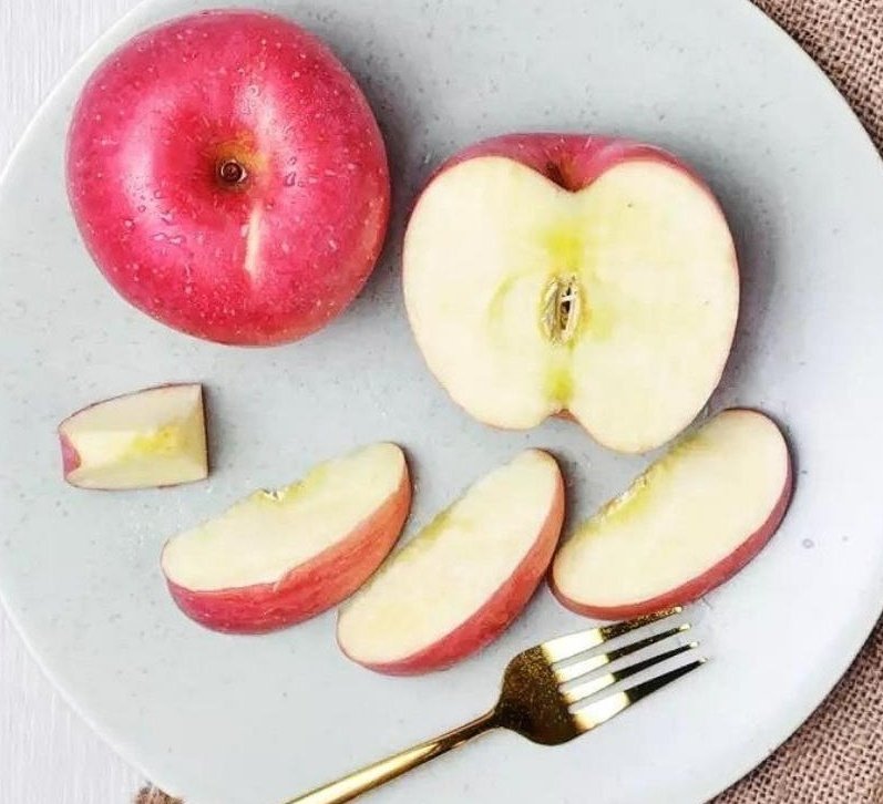 An apple a day..put the doctors away...bener ga sih? 🤔