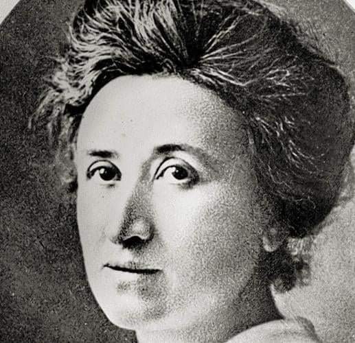 "Chi non si muove, non sente le sue catene"   #RosaLuxemburg 

103 anni fa morivano Rosa Luxemburg e Karl Liebcknecht, assassinati dal partito della guerra e degli affari