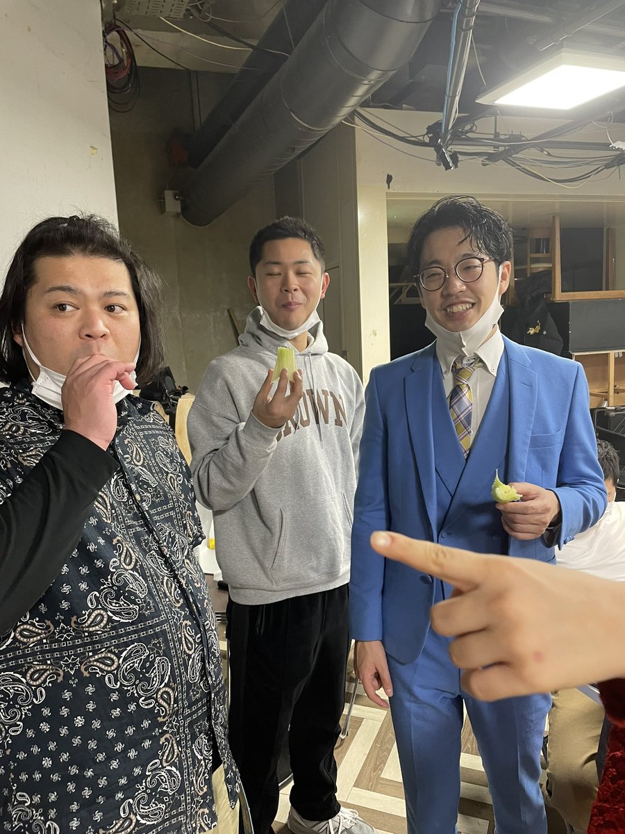 sunshinesakata's tweet photo. セロリの嵐。 https://t.co/wYCET153Ub