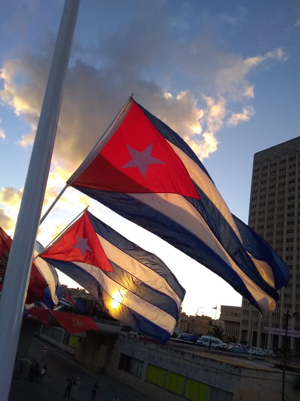 #Cuba es un canto d paz
q le llega al mundo entero
y el yanqui, un usurero
buitre d todo capaz.
La resistencia tenaz
con q al #bloqueo enfrentamos
protegiendo lo q amamos
es nuestra crucial batalla,
mientras el yanqui se encalla
en el Girón q le damos.
#TuiterosVsBloqueo #16Enero