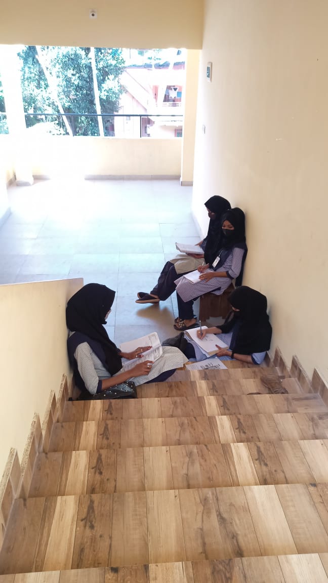 iMehreeenAlam's tweet photo. In solidarity with these brave Muslim girls who refused to bow down. Everyone must have the right to practice their religion. Let the girls study. 
#Karnataka https://t.co/l2ZguqUsls