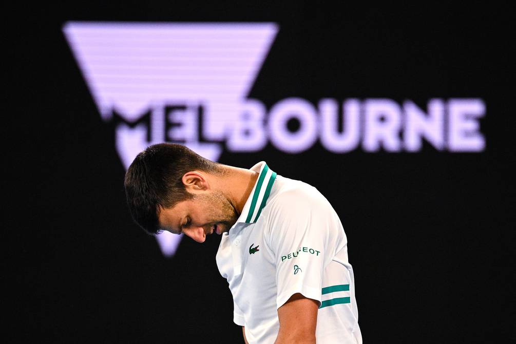 eluniversocom's tweet photo. Novak Djokovic fue deportado de Australia, que lo calificó como un “riesgo para la salud” y un “mal ejemplo” por no acatar normas contra el COVID-19 ► https://t.co/guDWOudUeK https://t.co/gttth2aotQ