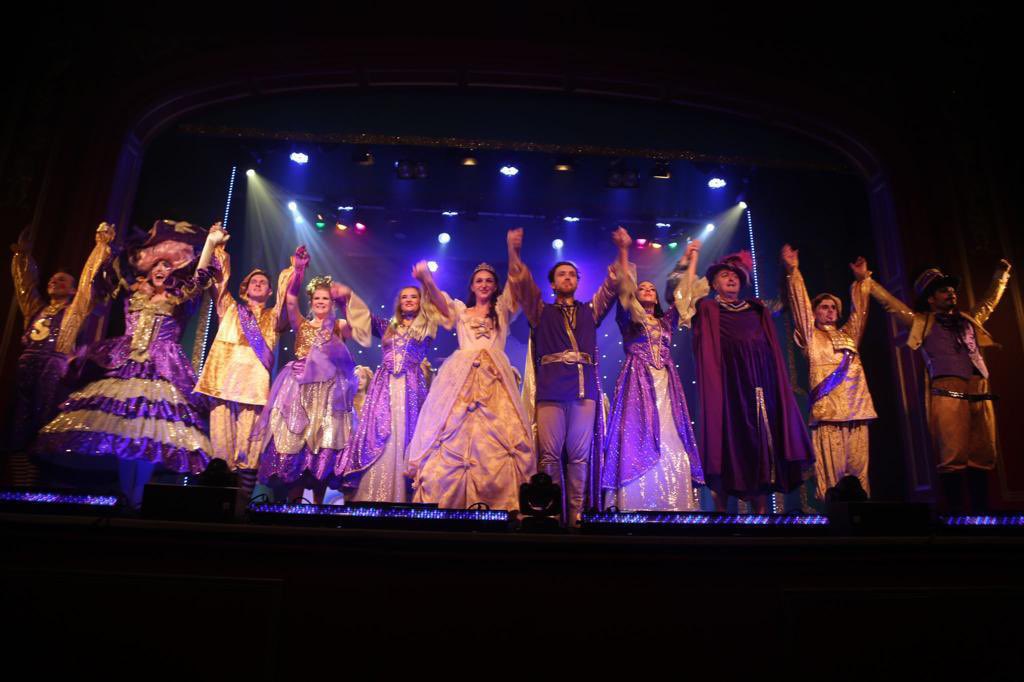 DreamworldEnts's tweet photo. This was our final bow of 2021 panto season! And what a panto season it was!! This cast and crew where truly incredible. We all worked so hard on this show and to pull off 31 shows was testament to the ultimate dream team 💫🎭✨ #forevergratefulforyouall #dreamteam https://t.co/jjWkhJgOY5