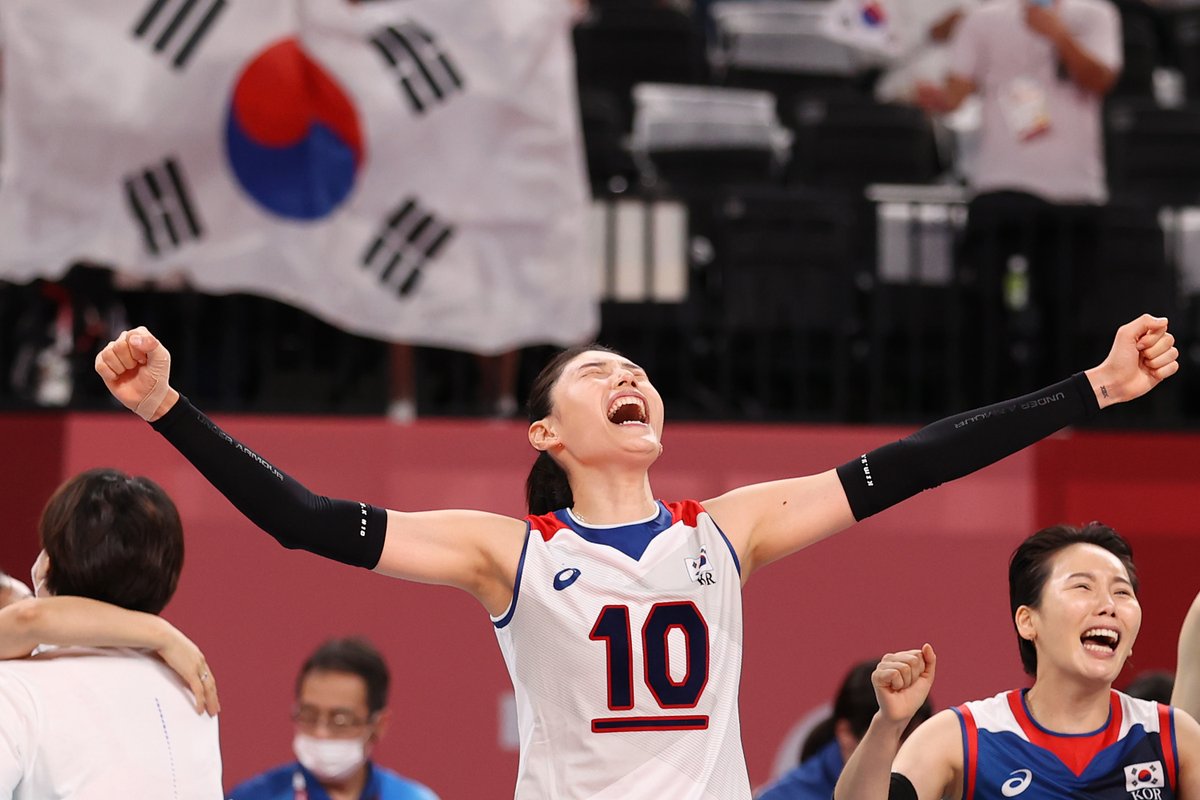 Olympic's tweet photo. 대한민국 배구 레전드 김연경이 국제배구연맹(FIVB)이 선정한 2021 베스트 플레이어 여자선수 1위에 올랐습니다. 축하합니다!🇰🇷🏐🎊

#김연경 #올림픽 #배구 #Olympics #Volleyball @kimyk10 @volleyballworld https://t.co/35I5FUEun9
