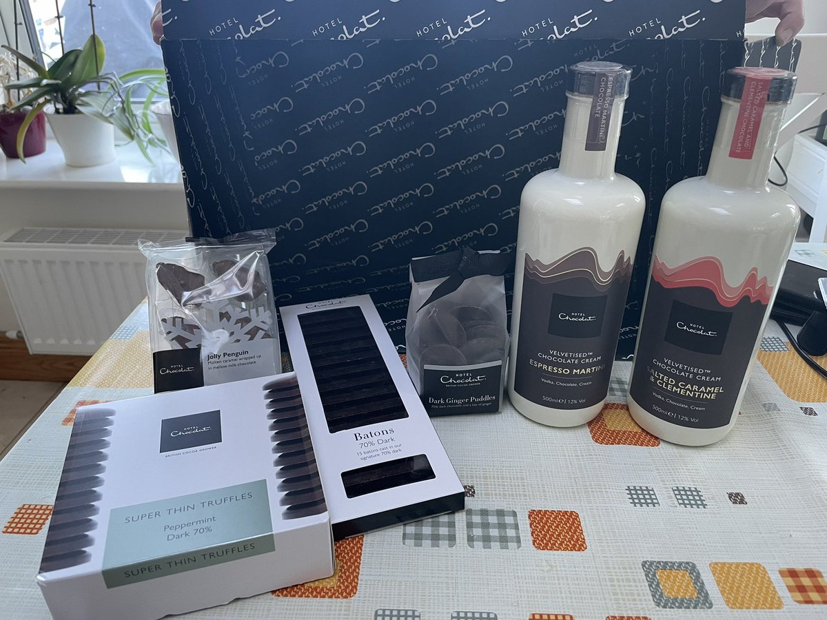StellinaVlachou's tweet photo. I love it when wonderful friends know me so well and take care of me properly when I mostly need it! #chocolate #hotelchocolat #chocolatebooster #chocolatelover #markingmarathon #marking #sundayfunday #bookpublication #celebrate #weonlyliveonce #CarpeDiem https://t.co/djWCHE1VQl