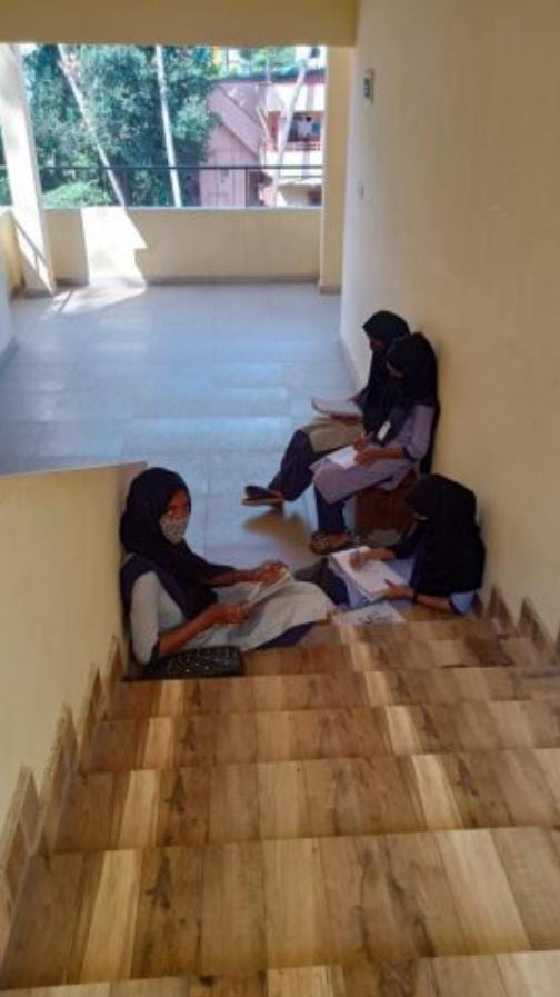 Naushira3's tweet photo. Hijab protects the dignity , gives the identity of a person and is freedom that is practised in independent, democratic India. Such denial of rights makes no difference compared to the imperial Britishers.
#HijabisOurRight https://t.co/n70VNivQ9l
