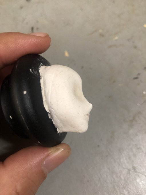 星野フミナ胸像フィギュアみたいなの作りたくなってユーチューブの造形作家さんの動画色々見てたら、ダイソーとかで揃うものでなんとかなりそうなんでやってみる。まず顔を作るらしい。因みに台座は外したなべの取っ手 