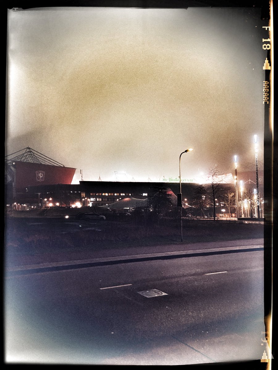053_john's tweet photo. Je blijft er toch naar kijken als een kind voor de etalage van een snoepwinkel!!
Gisterenavond #matchday #twehee #stadionsopen #rondlopen #sfeerproeven #Grolschveste @fctwente https://t.co/b3JowG5Xik