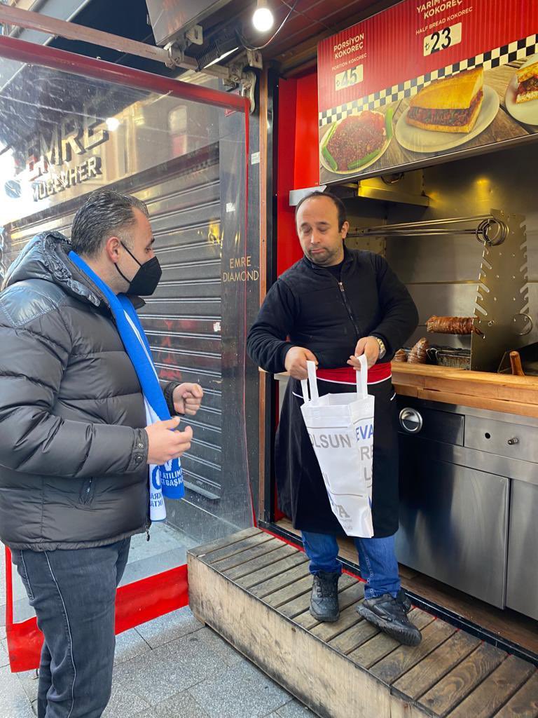 devateskilat34's tweet photo. BEŞİKTAŞ’ın DEVASI DEVA PAZARDA ile Pazar esnafı ile elele birlikteydi. 💧🌱👏👏👏 @drerhanerol @avmdemiral @devateskilat34 @bahadrozsoyy  soğuk bir Pazar günü ve bereler atkılar Beşiktaş Deva’dan 💧🌱👏👏👏👏 https://t.co/MB69LBcSD3
