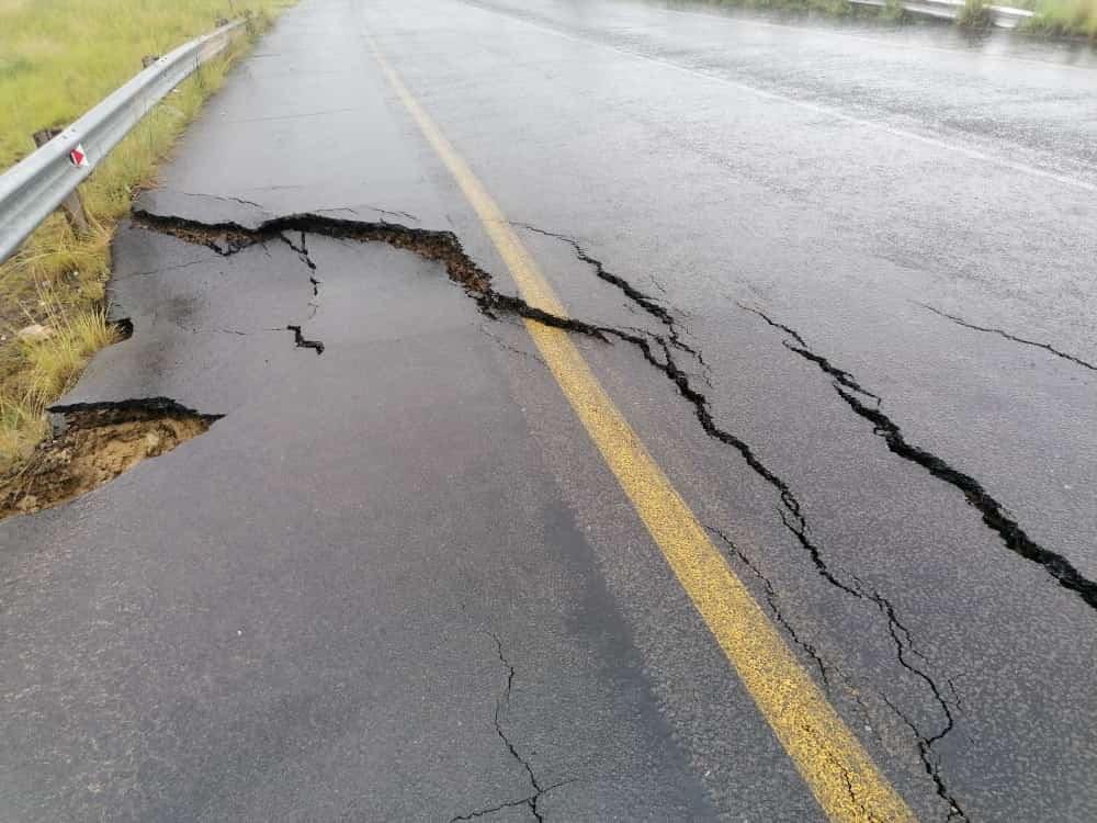 AdvoBarryRoux's tweet photo. Let's alert motorists who will be using R711 between Clarens and Fourisburg in Free State https://t.co/AE0VgNmFT6